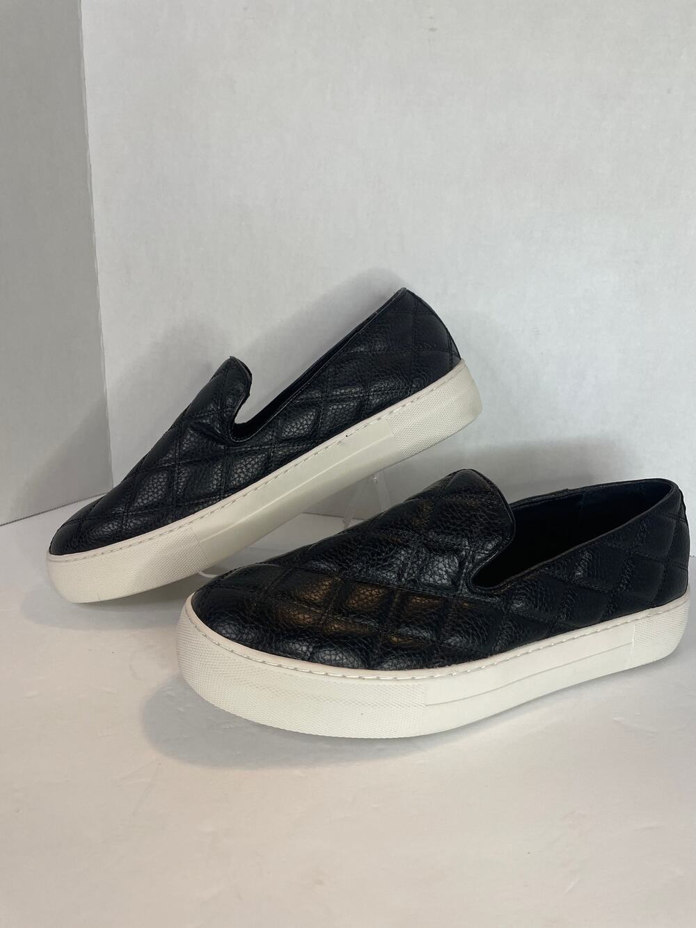 STEVE MADDEN GLOBE BLACK QUILTED SHOES
